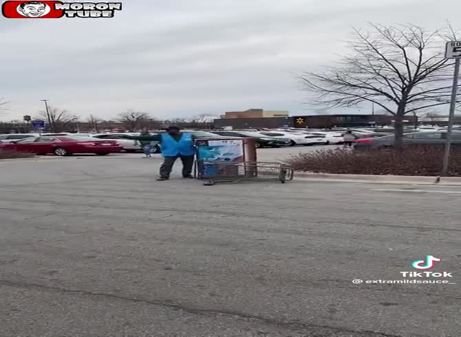 Video :A clumsy robber loses a shoe after falling out of the car while attempting to steal a TV from Walmart
